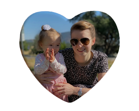 Heart-shaped custom mom ceramic photo magnet on fridge – handmade personalized gift or Christmas fridge magnet. 