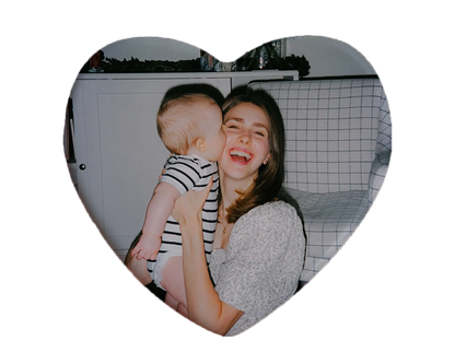 Heart-shaped custom mom ceramic photo magnet on fridge – handmade personalized gift or Christmas fridge magnet. 