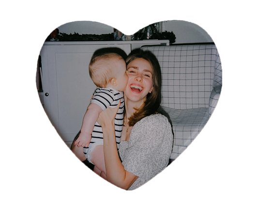Heart-shaped custom mom ceramic photo magnet on fridge – handmade personalized gift or Christmas fridge magnet. 