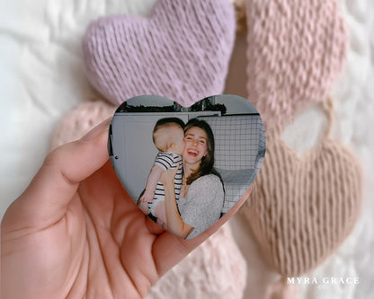 Heart-shaped custom mom ceramic photo magnet on fridge – handmade personalized gift or Christmas fridge magnet. 